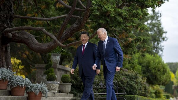 El presidente estadounidense, Joe Biden, y su homólogo chino, Xi Jinping, durante la reunión de la cumbre de APEC - Sputnik Mundo