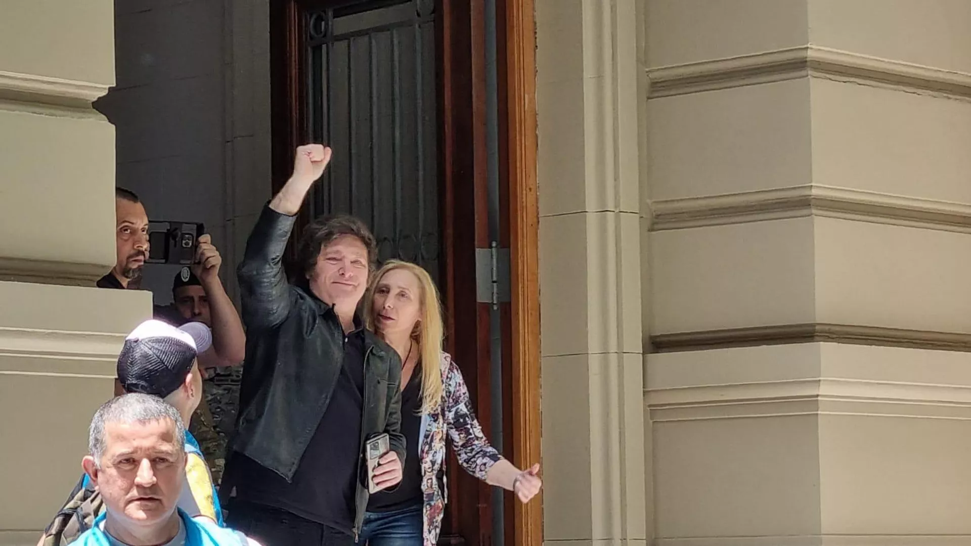 El candidato a presidente Javier Milei celebra junto a su hermana y jefa de campaña luego de votar en el balotaje de noviembre de 2023 - Sputnik Mundo, 1920, 19.11.2023