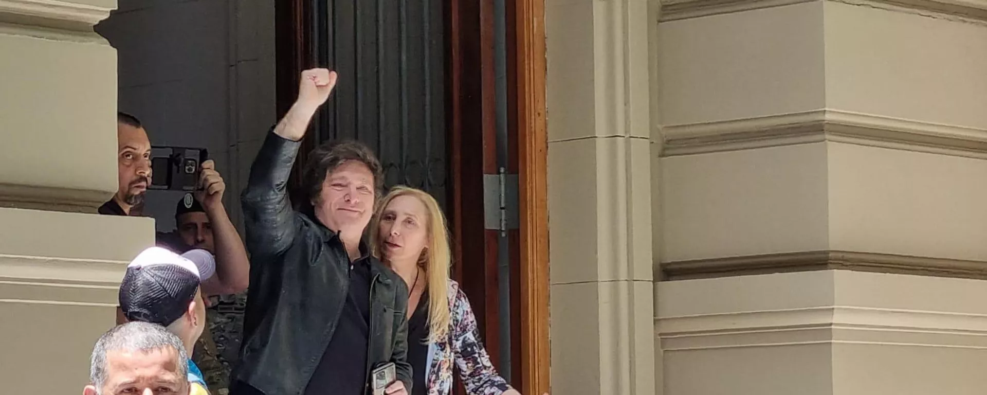 El candidato a presidente Javier Milei celebra junto a su hermana y jefa de campaña luego de votar en el balotaje de noviembre de 2023 - Sputnik Mundo, 1920, 19.11.2023