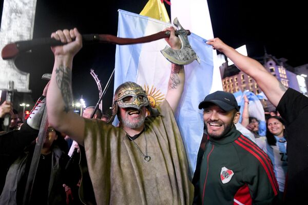 Uno de los primeros en felicitar a Milei por su victoria fue el expresidente de Estados Unidos, Donald Trump, con su frase: &quot;Make Argentina great again!&quot;, o &quot;¡Haz que Argentina vuelva a ser grande!&quot; en español. - Sputnik Mundo