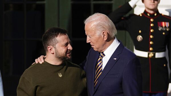 El presidente de Ucrania, Volodímir Zelenski, y el presidente de EEUU, Joe Biden - Sputnik Mundo