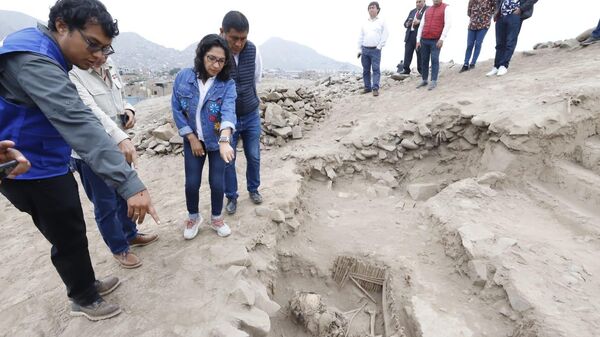 Cinco momias de más de mil años de antigüedad son halladas en distrito de Lima  - Sputnik Mundo