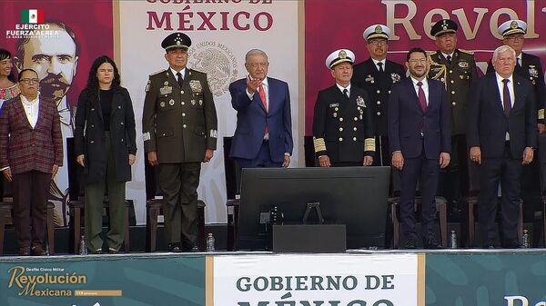 El presidente Andrés Manuel López Obrador en la ceremonia para conmemorar el 113 aniversario de la revolución mexicana. - Sputnik Mundo