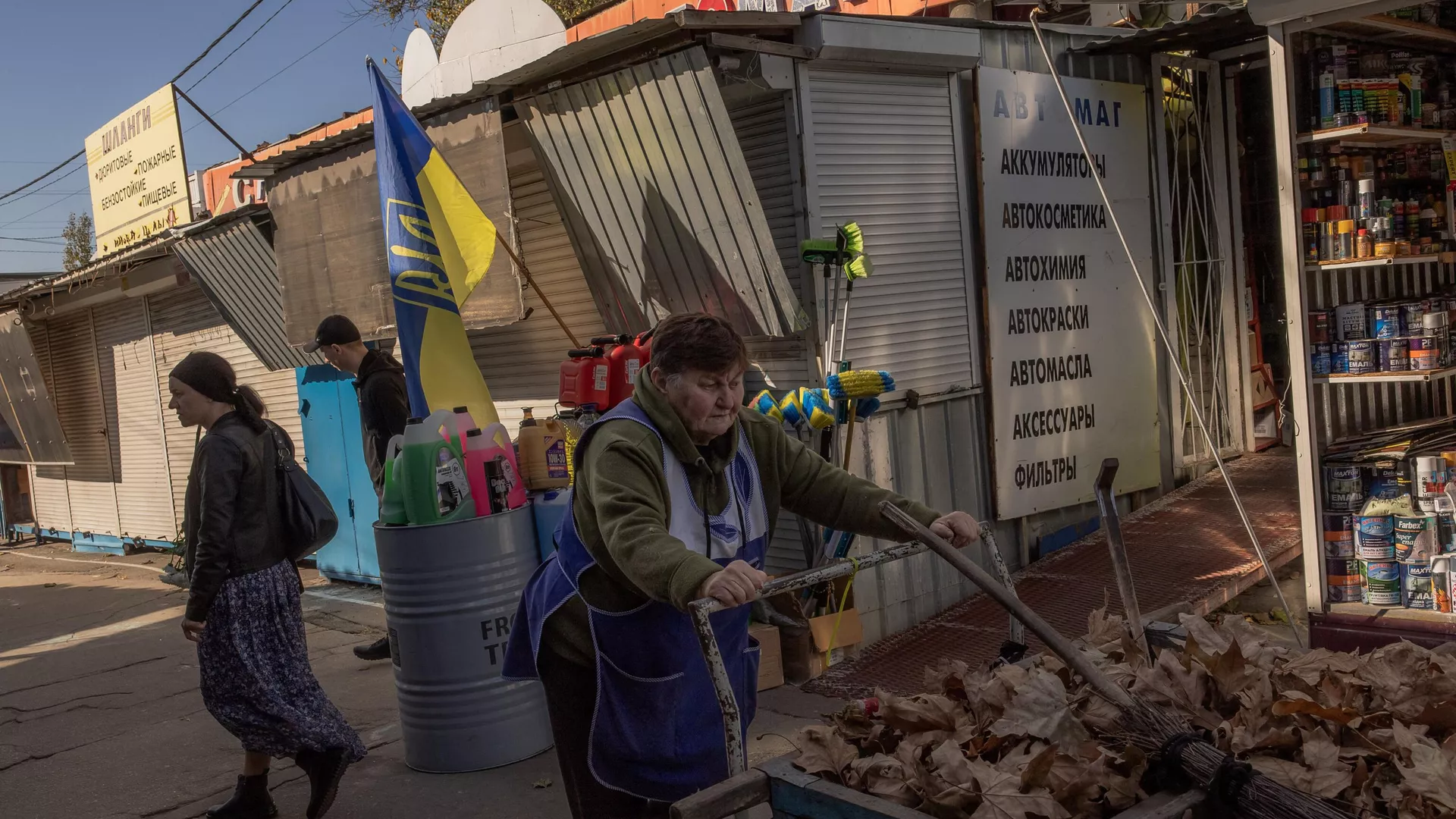 La gente camina en las calles de Jersón, Ucrania - Sputnik Mundo, 1920, 20.11.2023