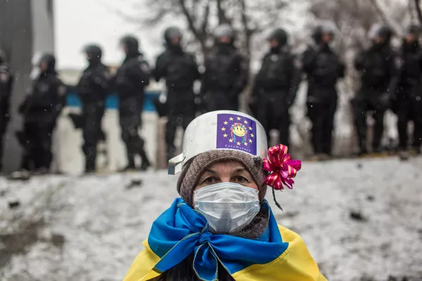 Un partecipante ad una manifestazione a favore dell'integrazione europea dell'Ucraina.  - Mondo Sputnik
