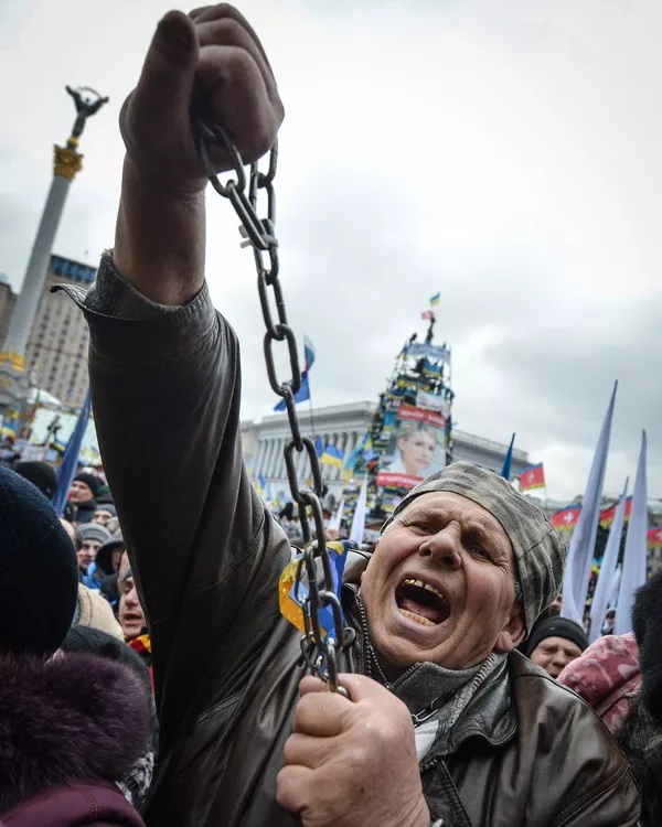 Un partecipante a una manifestazione di sostenitori dell'integrazione europea dell'Ucraina in Piazza Indipendenza a Kiev.  - Mondo Sputnik