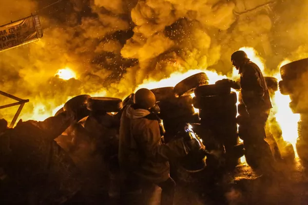 I partecipanti all'Euromaidan si scontrano con le forze dell'ordine nel centro di Kiev.  - Mondo Sputnik