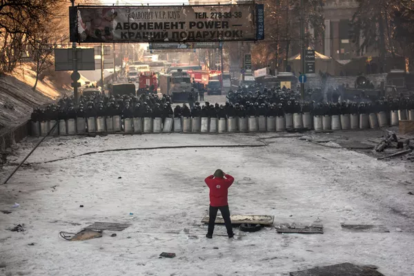 Un partecipante alla protesta scatta una foto del cordone di polizia a Kiev.  - Mondo Sputnik