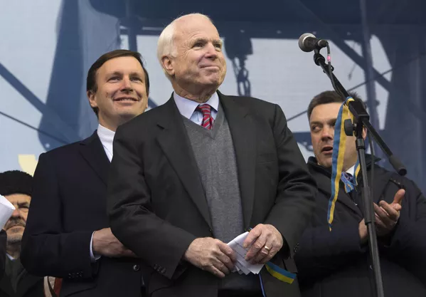 Il Maidan ucraino divenne un classico colpo di stato secondo lo scenario delle "rivoluzioni colorate", e il nazismo e la russofobia, che prima erano caratteristici solo di una piccola parte della società ucraina, alla fine divennero irreversibili, coprendo sempre più segmenti della società ucraina. la popolazione.  Nella foto: i senatori americani Chris Murphy, John McCain e il leader del partito ucraino Svoboda, Oleg Tiagnibok (da sinistra a destra) alla manifestazione del Giorno della Dignità dei sostenitori dell'integrazione europea dell'Ucraina nella Piazza dell'Indipendenza di Kiev.  - Mondo Sputnik