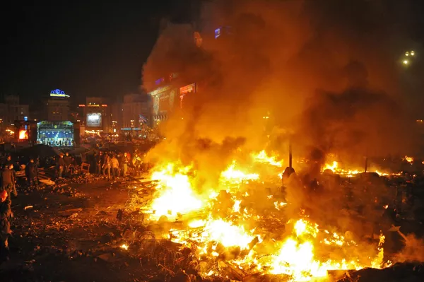 Fuochi e tende stanno bruciando in Piazza Indipendenza a Kiev, dove sono scoppiati scontri tra partecipanti alla protesta e agenti di polizia.  - Mondo Sputnik