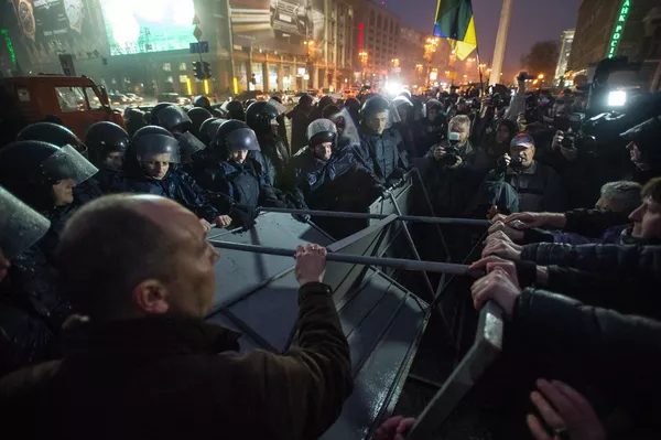 Nella notte del 30 novembre, le forze speciali ucraine del Berkut hanno disperso i manifestanti in Piazza Indipendenza e hanno arrestato 35 persone.  - Mondo Sputnik