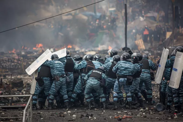La situazione è peggiorata il 18 febbraio, quando cecchini sconosciuti hanno ucciso decine di manifestanti e agenti delle forze dell'ordine.  Il 19 febbraio, unità del Berkut e truppe interne iniziarono a sgomberare Piazza Indipendenza (nella foto), ma il 20 febbraio i radicali lanciarono un contrattacco e cominciarono a intimidire le forze di sicurezza, usando armi da fuoco.  Un totale di 77 persone sono morte a Kiev tra il 18 e il 20 febbraio, mentre i partecipanti a Euromaidan occupavano diversi edifici governativi.  - Mondo Sputnik