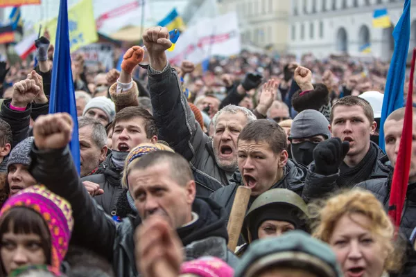 Pochi giorni dopo si è tenuta a Kiev la manifestazione del Partito popolare, alla quale hanno partecipato circa 50.000 persone.  Le proteste sono state guidate dai leader dell’opposizione, tra cui Petro Poroshenko, futuro presidente dell’Ucraina.  - Mondo Sputnik