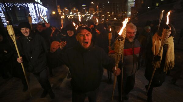 Activistas portan antorchas durante una concentración dedicada al quinto aniversario del Euromaidán en Kiev, Ucrania, el 29 de noviembre de 2018 - Sputnik Mundo