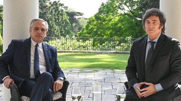 El mandatario saliente de Argentina, Alberto Fernández, y el presidente electo, Javier Milei - Sputnik Mundo