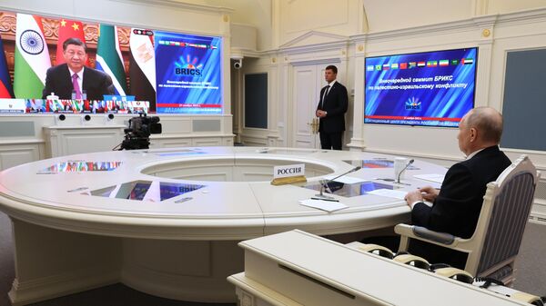 El presidente ruso, Vladímir Putin, asiste por videoconferencia a una cumbre extraordinaria de los BRICS sobre el conflicto palestino-israelí  - Sputnik Mundo