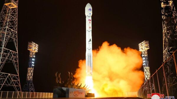 Corea del Norte puso en órbita con éxito el satélite de reconocimiento Malligyong-1, lanzado por un nuevo tipo de vehículo lanzador Chollima-1 desde el centro espacial de Sohae, al oeste del país, cerca de la frontera con China.  - Sputnik Mundo