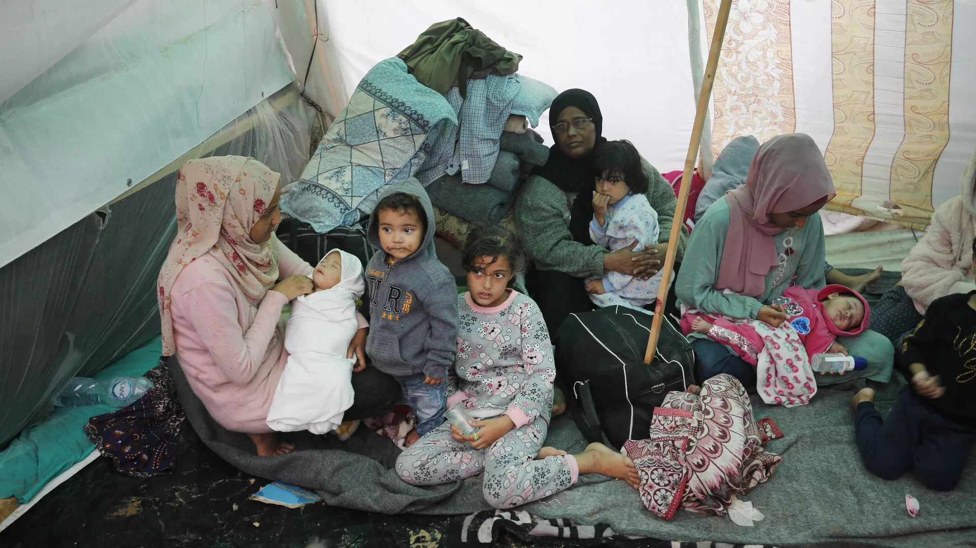 Mujeres palestinas en un refugio de la Agencia de Naciones Unidas para la población refugiada de Palestina en Oriente Medio. Mujeres palestinas en un refugio de la Agencia de Naciones Unidas para la población refugiada de Palestina en Oriente Medio. - Sputnik Mundo, 1920, 23.11.2023