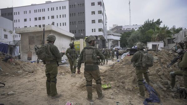 Militares israelíes cerca del hospital Al Shifa en Gaza - Sputnik Mundo
