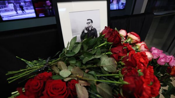 Ofrendas florales en memoria del corresponsal caído Boris Maksúdov - Sputnik Mundo