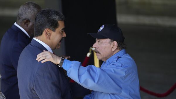 Nicolás Maduro y Daniel Ortega estrechan las manos  - Sputnik Mundo