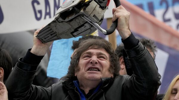 El presidente electo de Argentina, Javier Milei, levanta una motosierra durante su campaña electoral - Sputnik Mundo