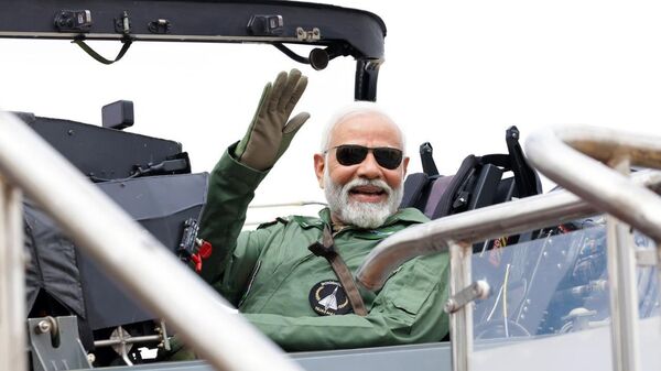 El primer ministro de la India, Narendra Modi, realiza un vuelo a bordo de un caza de fabricación nacional HAL Tejas - Sputnik Mundo