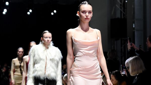 Una modelo muestra prendas de la marca argentina SADAELS en el Foro Internacional BRICS + Cumbre de la Moda - Sputnik Mundo