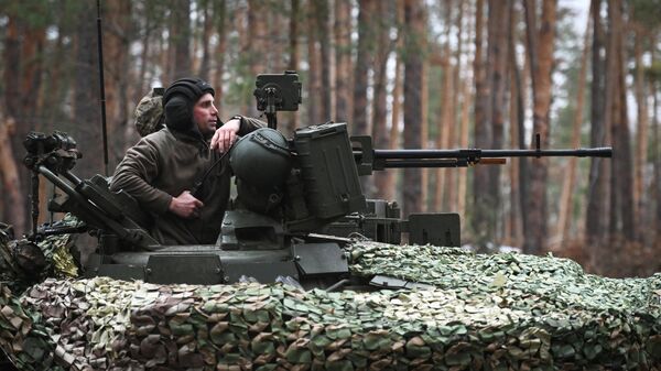 Militares rusos y un tanque T-80 - Sputnik Mundo