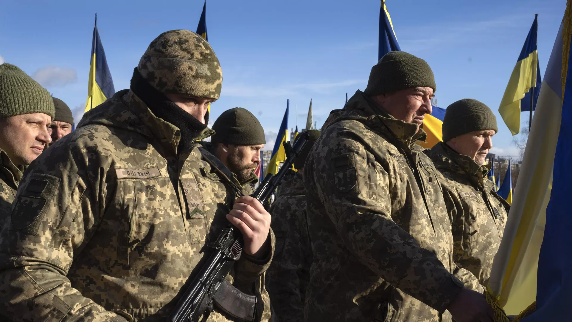 Soldados ucranianos rinden sus últimos respetos a su camarada en un cementerio de Kiev, Ucrania, el 21 de febrero de 2022 - Sputnik Mundo, 1920, 30.01.2024