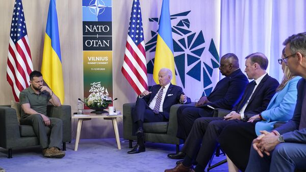 El mandatario de Ucrania, Volodímir Zelenski, y el presidente de EEUU, Joe Biden  - Sputnik Mundo