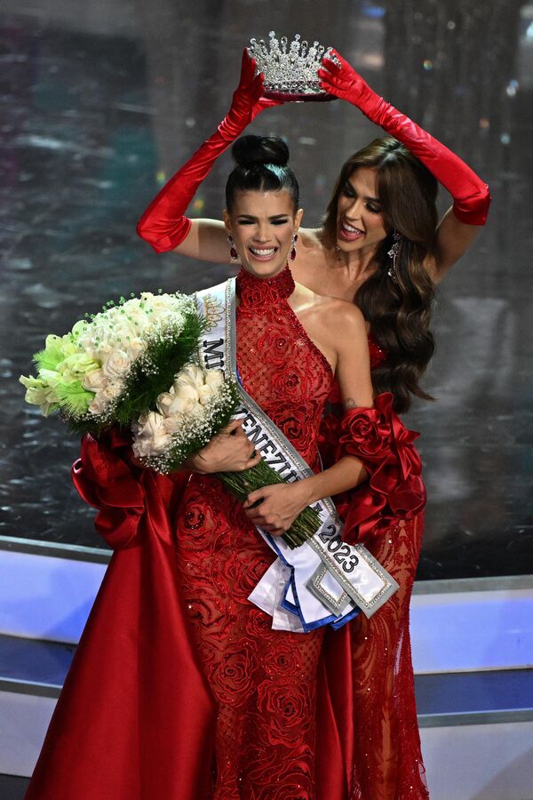 La ganadora fue coronada por Miss Venezuela 2022 Diana Silva. - Sputnik Mundo
