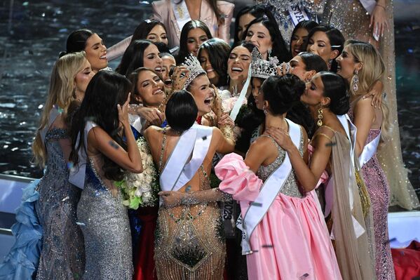 El 7 de diciembre se celebró en Caracas la última etapa del certamen Miss Venezuela 2023. Ileana Márquez, de 27 años, nacida en el estado de Amazonas, obtuvo el título principal.En la foto: Ileana Márquez celebra después de ser coronada. - Sputnik Mundo