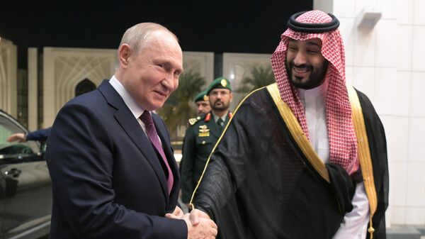 El presidente de Rusia, Vladímir Putin, y el príncipe heredero saudí, Mohamed bin Salman - Sputnik Mundo