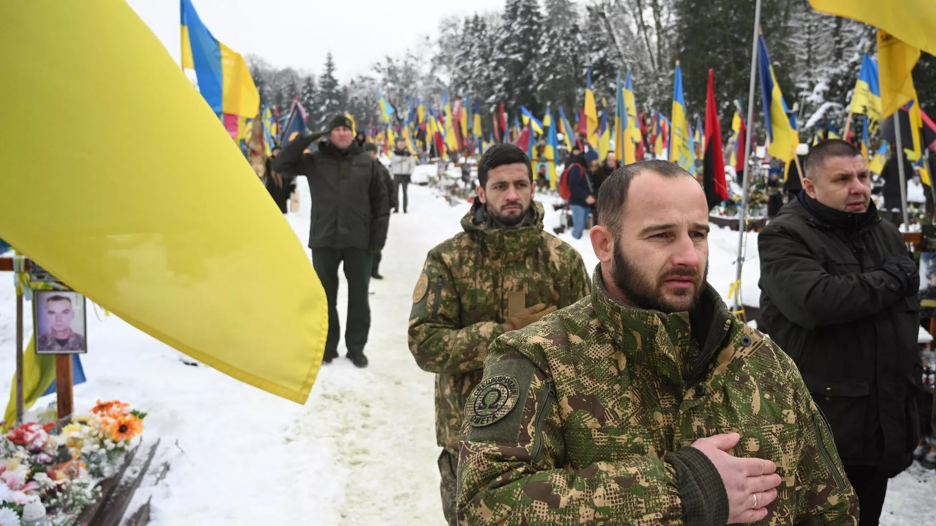 Militares ucranianos visitan tumbas de soldados ucranianos en el Día de las Fuerzas Armadas de Ucrania en la ciudad de Leópolis, el 6 de diciembre de 2023  - Sputnik Mundo, 1920, 08.12.2023
