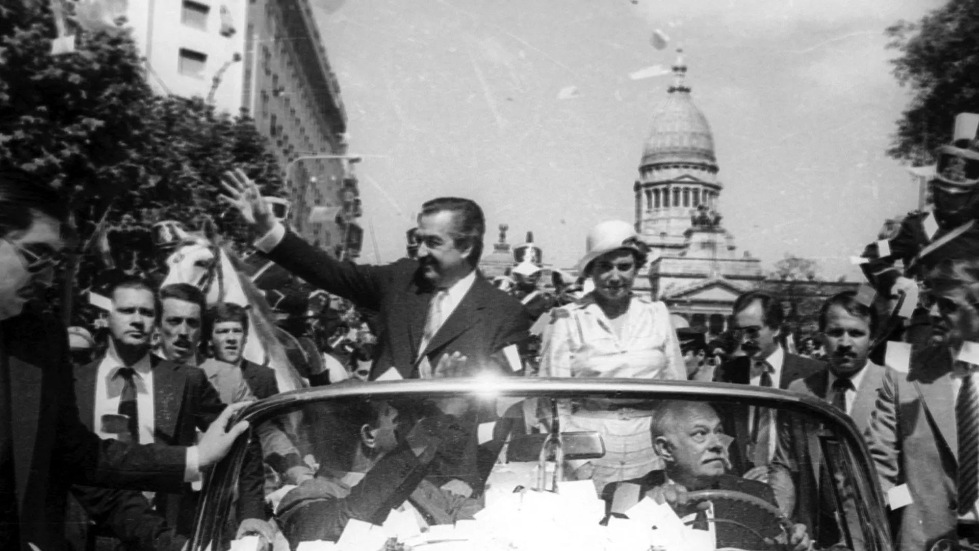 El expresidente Raúl Alfonsín saluda a la gente en Buenos Aires, el 10 de diciembre de 1983 - Sputnik Mundo, 1920, 09.12.2023