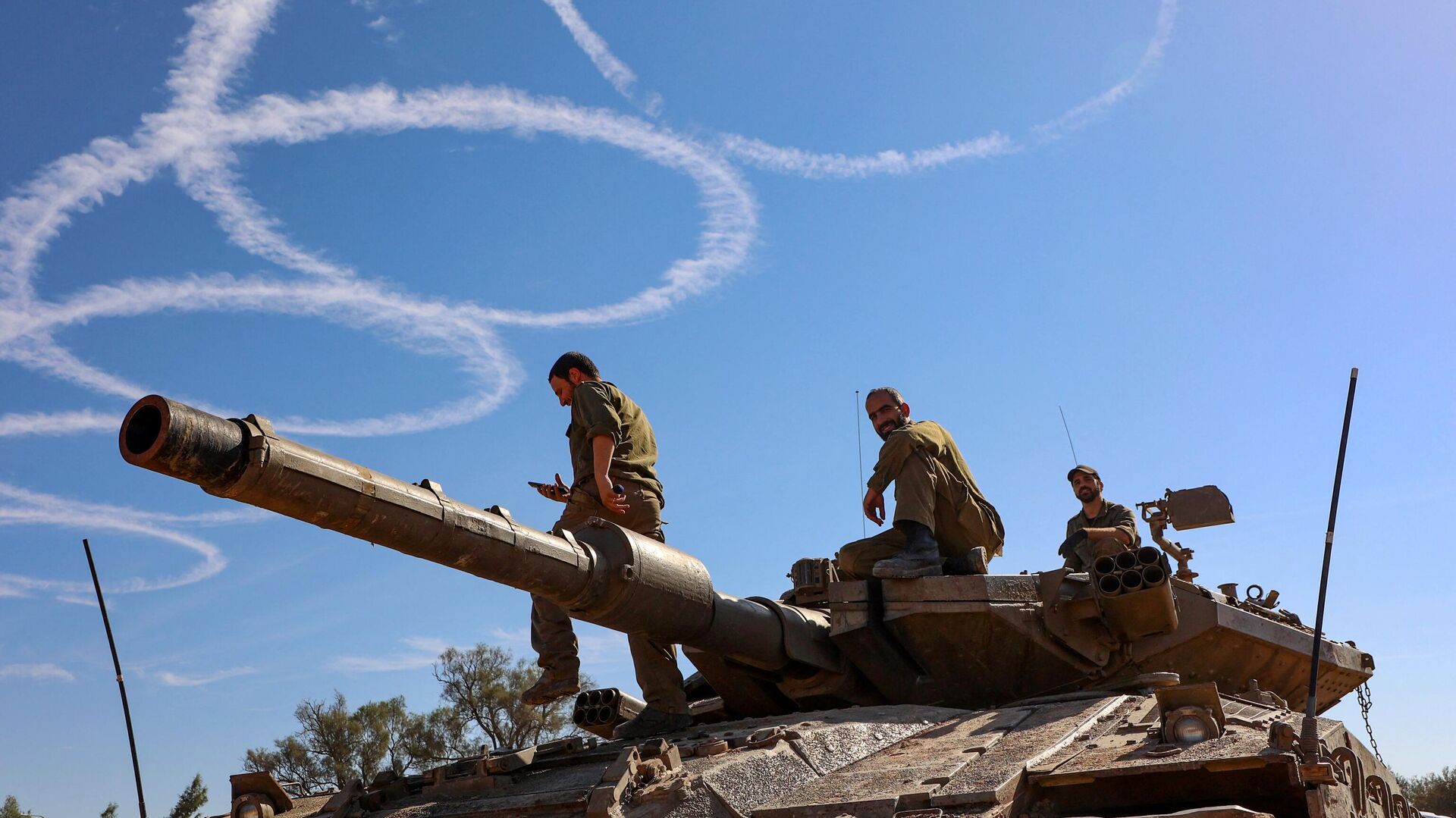 Un tanque israelí en la frontera con la Franja de Gaza el 30 de noviembre de 2023 - Sputnik Mundo, 1920, 12.12.2023