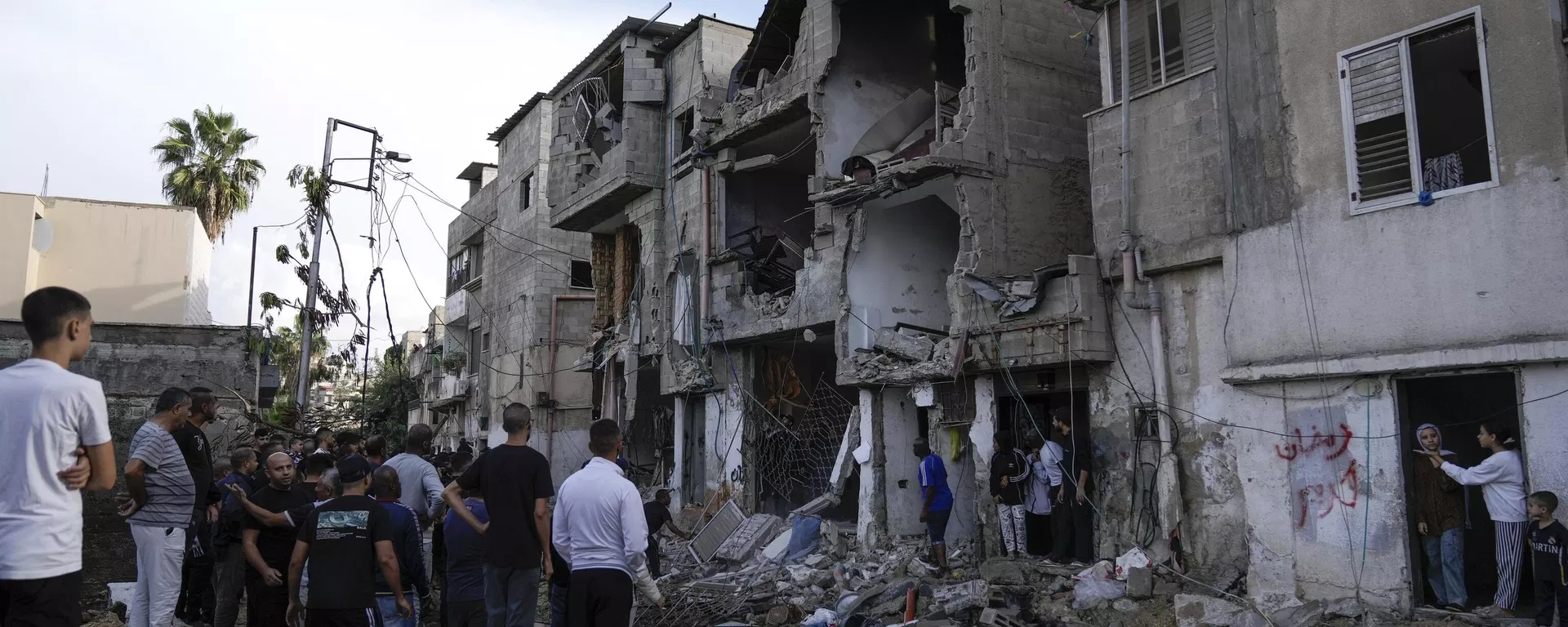 Palestinos inspeccionan un edificio dañado tras una incursión militar israelí en la ciudad de Tulkarem, Cisjordania. Palestinos inspeccionan un edificio dañado tras una incursión militar israelí en la ciudad de Tulkarem, Cisjordania. - Sputnik Mundo, 1920, 07.03.2024