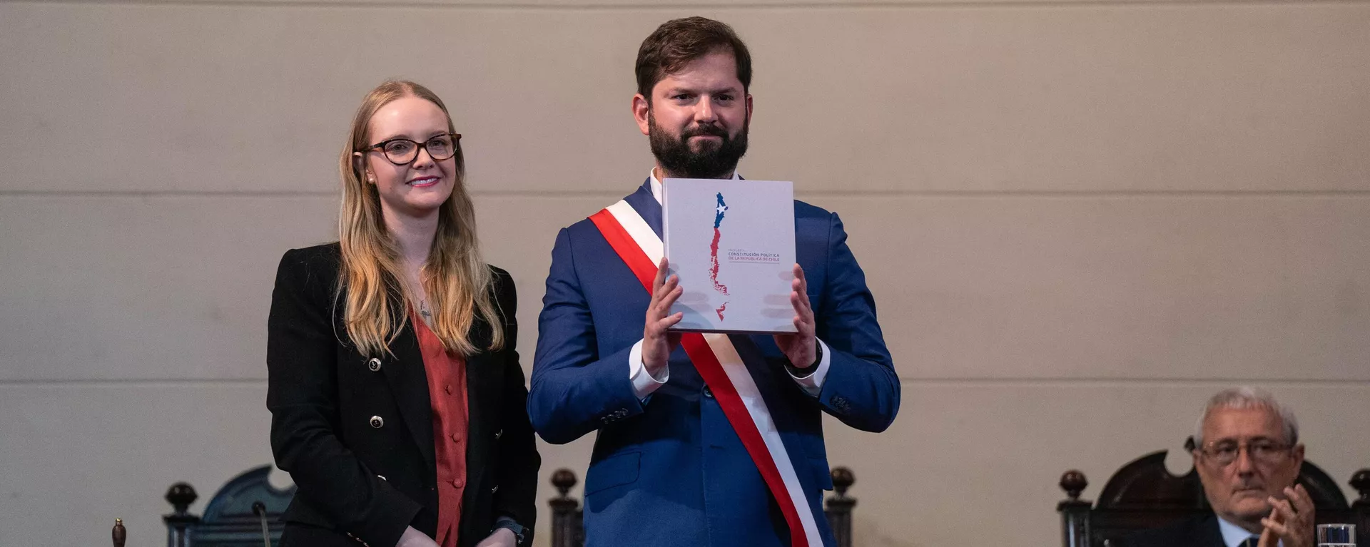 El presidente de Chile, Gabriel Boric, con la propuesta de nueva constitución - Sputnik Mundo, 1920, 15.12.2023