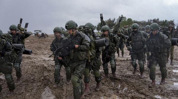 Soldados israelíes preparándose para entrar a la Franja de Gaza el 13 de diciembre de 2023 - Sputnik Mundo