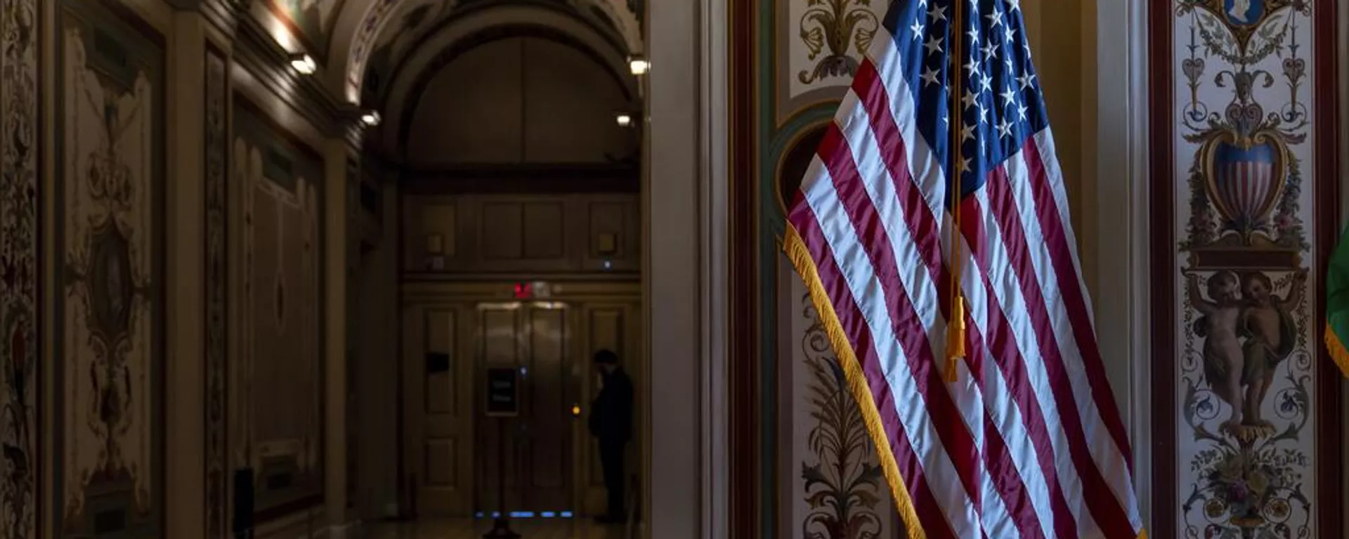 Una bandera de EEUU en el Congreso de EEUU mientras los legisladores se preparan para el receso de vacaciones, el 14 de diciembre de 2023.  - Sputnik Mundo, 1920, 25.02.2024