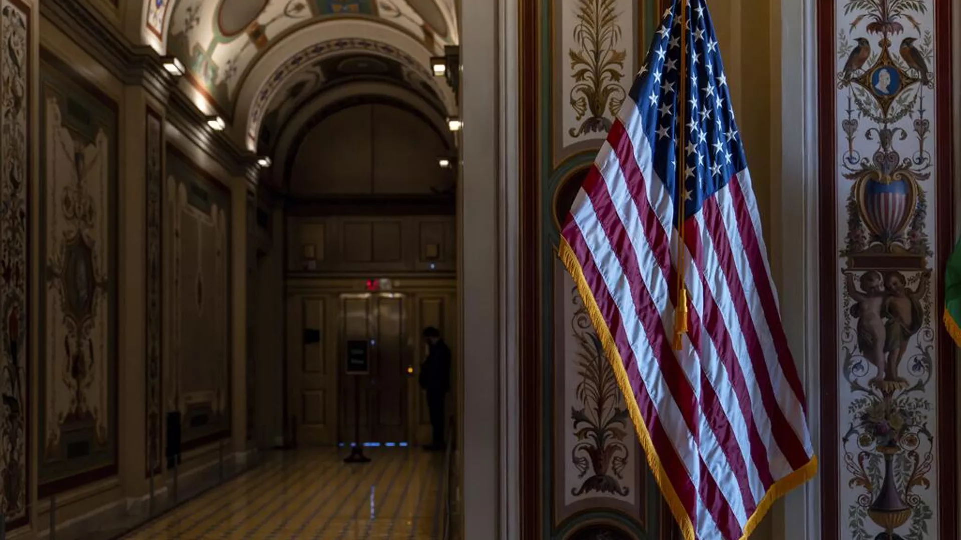 Una bandera de EEUU en el Congreso de EEUU mientras los legisladores se preparan para el receso de vacaciones, el 14 de diciembre de 2023.  - Sputnik Mundo, 1920, 05.01.2024