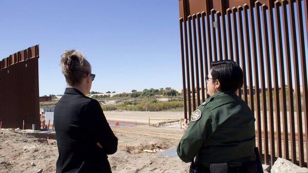 La gobernadora de Arizona, Katie Hobbs, durante una visita a la zona fronteriza con México. - Sputnik Mundo