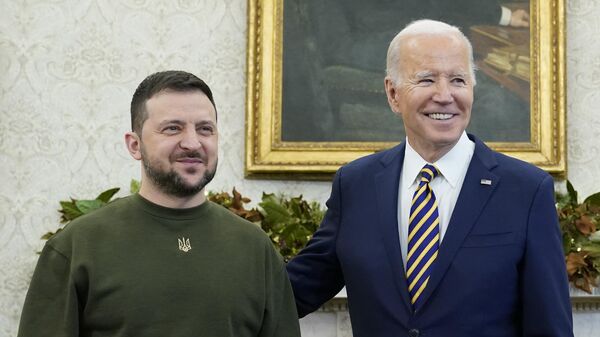El presidente ucraniano, Volodímir Zelenski, y el presidente de EEUU, Joe Biden - Sputnik Mundo