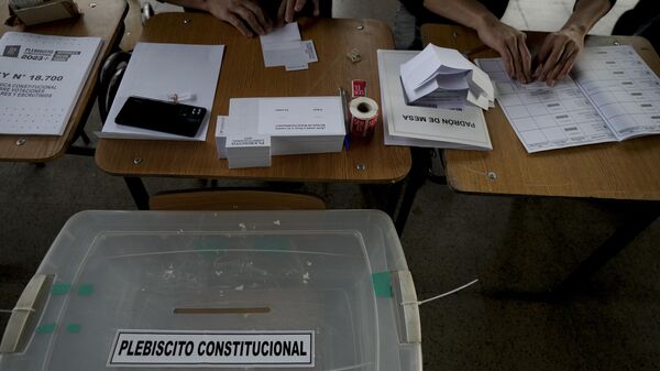 Votación en referendo del proyecto de nueva Constitución en Santiago de Chile - Sputnik Mundo