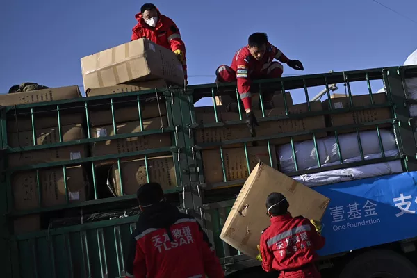 En las operaciones de búsqueda y rescate participan 2.042 personas, 381 vehículos y 41 perros. En las operaciones de búsqueda y rescate participan 2.042 personas, 381 vehículos y 41 perros. - Sputnik Mundo