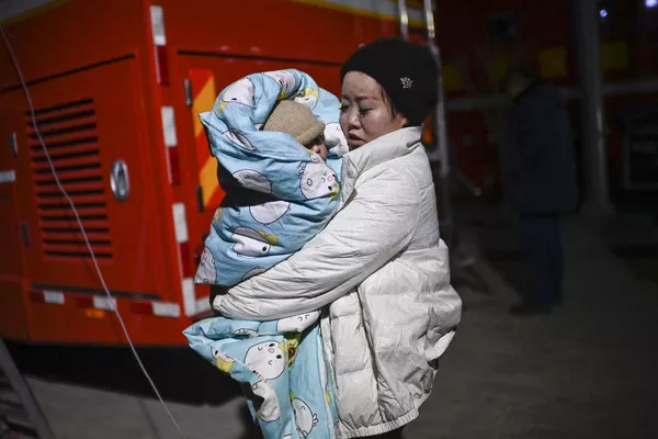 Las autoridades chinas asignaron 200 millones de yuanes (unos 28 millones de dólares) a las provincias afectadas por concepto de ayuda. En la foto: una mujer con un niño en la localidad de Dahejia, en la provincia de Gansu. Las autoridades chinas asignaron 200 millones de yuanes (unos 28 millones de dólares) a las provincias afectadas por concepto de ayuda. En la foto: una mujer con un niño en la localidad de Dahejia, en la provincia de Gansu. - Sputnik Mundo