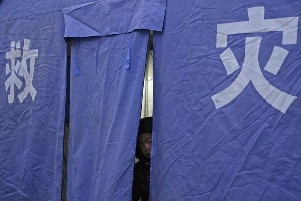 Un niño en una de las tiendas de campaña desplegadas para las víctimas del terremoto en el pueblo de Yangwa, en la provincia de Gansu. - Sputnik Mundo