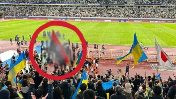La bandera de un grupo neonazi ucraniano durante un partido de fútbol en Tokio - Sputnik Mundo
