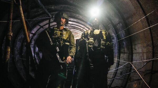 Soldados israelíes en un túnel que, alegan, utilizan los militantes de Hamás  - Sputnik Mundo